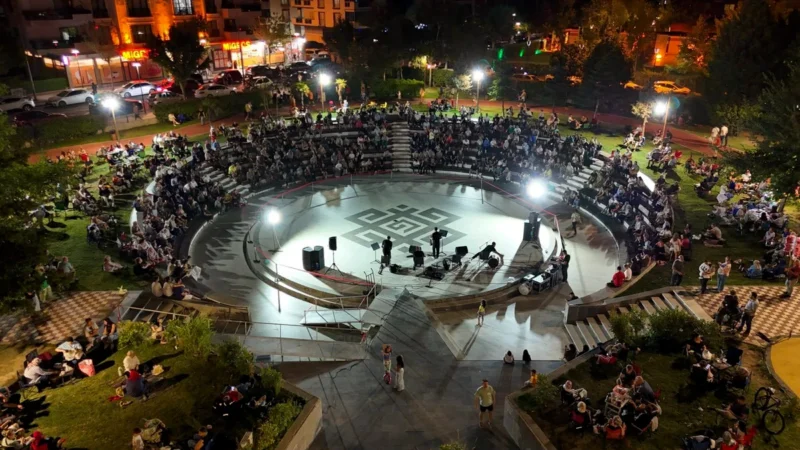 Altıeylül'de Müzik Şöleni: Trio Konseri Ay Yıldız Amfi'de Gerçekleştirildi