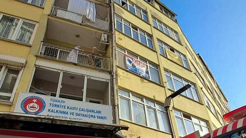 Karesi'de 4 Katlı Apartmanda Yangın: İtfaiye Müdahale Etti